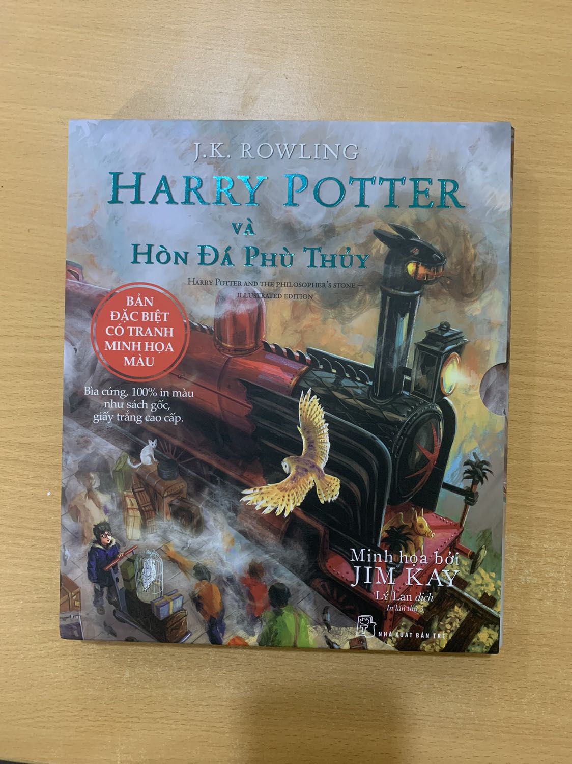 Sách xịn lắm nha dù có một chút lỗi ở phần bìa đỏ, tranh đẹp giấy chất lượng, mình lật thử đọc vài trang thì chưa bị hiện tượng bung giấy như các feedback khác, hi vọng đọc đến cuối vẫn ổn 🥲