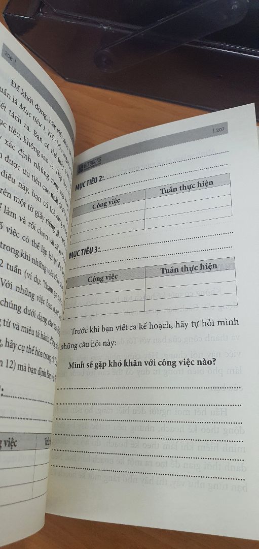 Ship nhanh. Mới đọc vài chương nhưng thấy sách dịch rất hay. Kết hợp với nghe audio rất hữu ích, khi làm việc nhà k có tg đọc sách thì mở lên nghe.