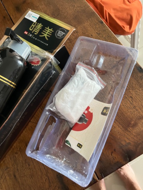 Thuốc bị xì dưới đáy bình, rất là lo lắng về chất lượng. Tay chạm vào dung dịch bị xì (giống keo) chỉ một tí sau da bị ngứa châm chích