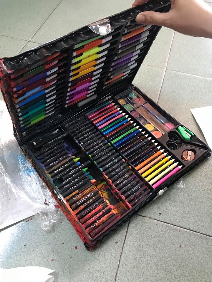 Như tiêu đề của nhận xét, hôm nay khi mình vừa nhận hộp màu, mình rất thất vọng. 
Hộp màu bị tràn, màu thì rất cũ và bám rất nhiều bụi (có thể là do hàng tồn kho chăng??). Mình vẫn chưa thử màu nhưng nhìn những cây màu bị tràn ra thì mình nghĩ chắc cũng không chất lượng mấy. Mong Tiki sau này giao hàng và kiểm tra đơn hàng có tâm hơn nha Như tiêu đề của nhận xét, hôm nay khi mình vừa nhận hộp màu, mình rất thất vọng. 
Hộp màu bị tràn, màu thì rất cũ và bám rất nhiều bụi (có thể là do hàng tồn kho chăng??). Mình vẫn chưa thử màu nhưng nhìn những cây màu bị tràn ra thì mình nghĩ chắc cũng không chất lượng mấy. Mong Tiki sau này giao hàng và kiểm tra đơn hàng có tâm hơn nha
