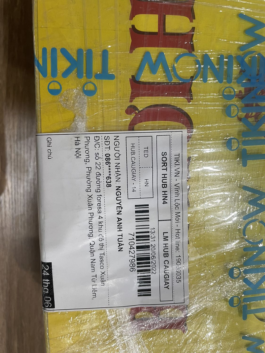 Đã nhận được hàng .tiki giao hàng rất chu đáo và cẩn thận, chỉ có 1 điều thắc mắc với nhà cung cấp là Bia Hà Nội  mua giao hàng ở Hà Nội mà sao lại chuyển hàng từ Tp.HCM ra thật kỳ quá, rất tốn công vận chuyển gây lãng phí cho xh, khuyến mại cho 2 cái cốc thì 1 cái vẹo vọ,  1 cái thì nứt.