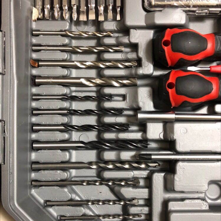 Sau 1 thời gian sử dụng, mình thấy khá là ưng bộ này. Mình mới chuyển nhà, gần như ko có đồ dùng gì để sửa chữa cả. Sắm được bộ này cảm giác như được trang bị full giáp luôn ó. 😆 Hôm nọ mình cũng đã thử sử dụng cái khoan. Khoan được lỗ trên cửa nhôm okay luôn. Nhưng mình ko khoan đc lỗ trên tường, không hiểu vì sao.