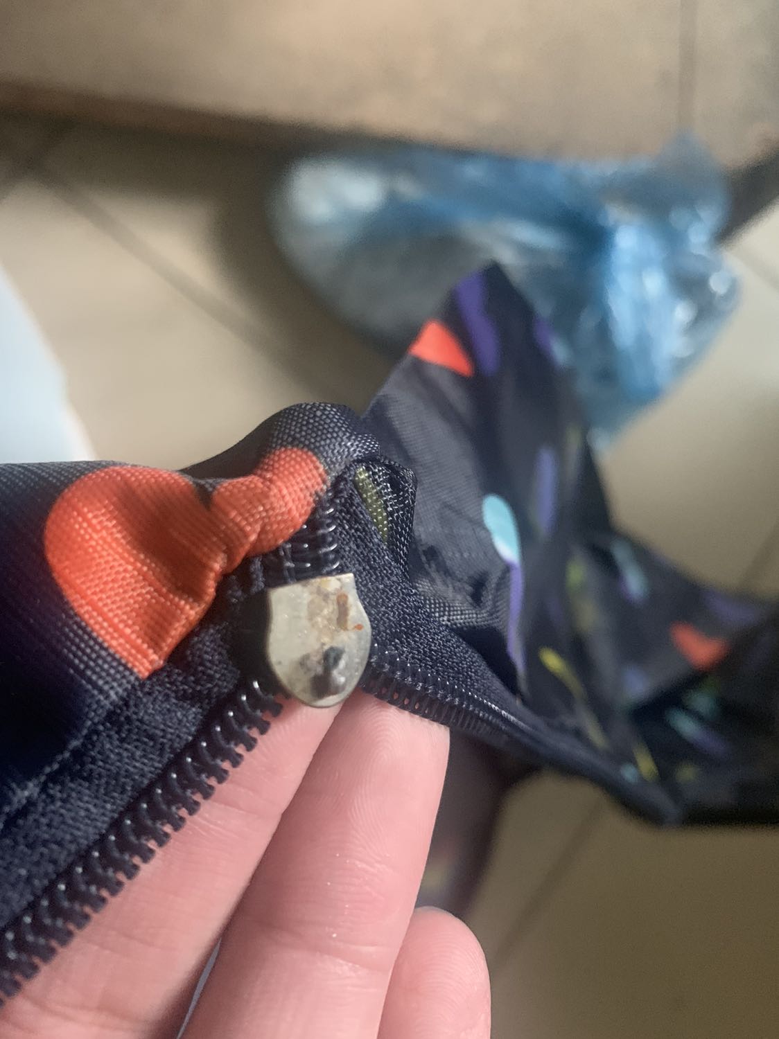 Sản phẩm ko tốt mới mua mà đã hỏng khoá và bị móc trắng như hình, hàng còn bị ướt nữa nói chung là ko ra gì mất tiền