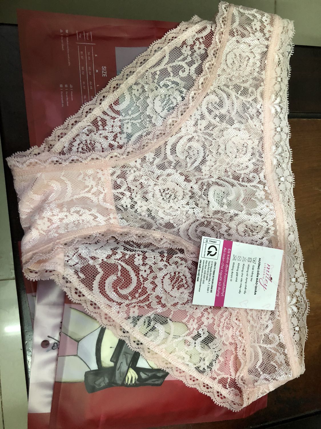 Giao hàng hơi chậm do dịch nhưng không sao. Quần đẹp, mát mỏng nhẹ nhàng. Mỗi quần để trong 1 túi rất lịch sự (nhưng theo mình là không cần thiết). Thành phần là 90% spandex. Mua sz XL, mẹ mình rất thích.