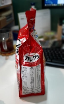 So với giá tiền thì lượng ngũ cốc khá nhiều (800 gram). 
Mình chỉ nhìn rõ hạt nho và hạnh nhân và yến mạch, các mô tả còn lại (dâu, bí, táo, đu đủ...) thì giống như bim bim giòn vị hoa quả hơn chứ không phải là hoa quả sấy khô.
Vị khá ngọt, nên ăn với sữa/ sữa chua không đường.