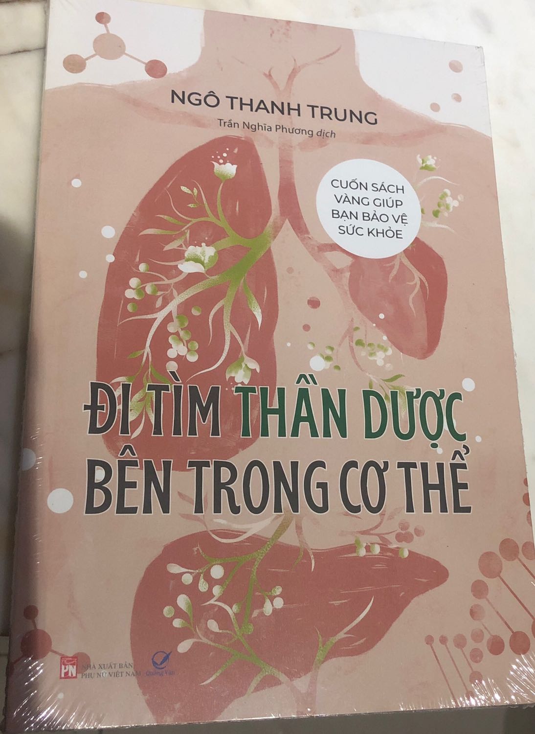 Sản phẩm được bọc rất kỹ. 
Sách hay về y học cổ truyền Trung Đông đã lưu truyền nhiều đời. 
Những động tác tập dưỡng sinh hằng ngày, rất bổ ích cho kinh lạc. 
Cuốn sách chỉ ra sự khác biệt căn bản giữa đông y và tây y.