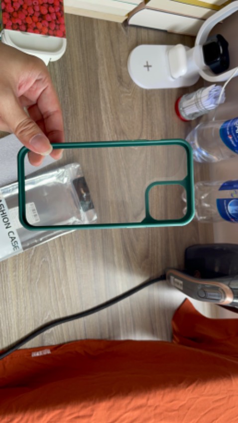 - Hàng đóng trong hộp giấy có bọc chống sốc cẩn thận, giao nhanh, đúng và đủ số lượng;
- Ốp lưng sản xuất 2023 tại Trung Quốc; 
- Giá mua 31/03/2024: 179.000/Cái.
- Ốp lưng gắn vào điện thoại trông chắc chắn và đẹp; độ bền thực tế cần phải chờ 1 thời gian sử dụng mới biết được, hy vọng ổn.
- Nhân viên giao nhận tiki lịch sự.