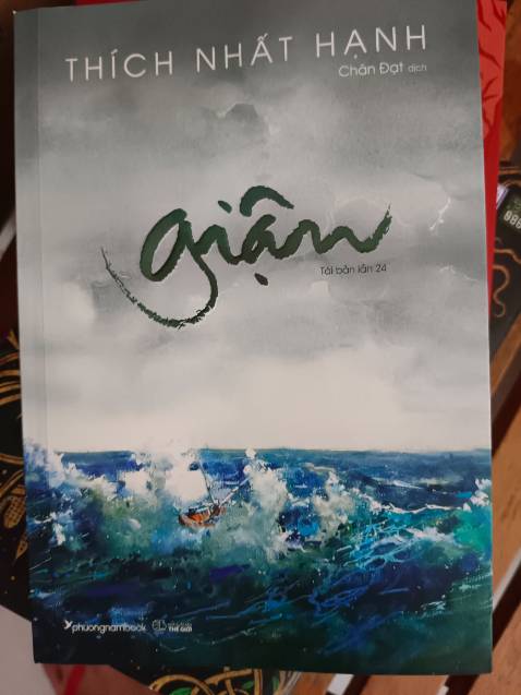 Thầy Thích Nhất Hạnh chia sẻ rất hay về cơn giận dữ. Khi giận người khác mà cãi nhau sẽ làm cho cả hai tổn thương, nói điều xấu chỉ cố gắng thắng đối phương nhưng thực tế là cả đều đau, vậy nên làm hòa, để nổi giận trong người sẽ sinh ra nhiều bệnh, biết làm hòa với người khác như viết thư hoặc nói cho người khác biết là tôi đang giận để làm hòa với nhau. Giận mẹ của mình là không thương mình, giận con của mình là không thương mình