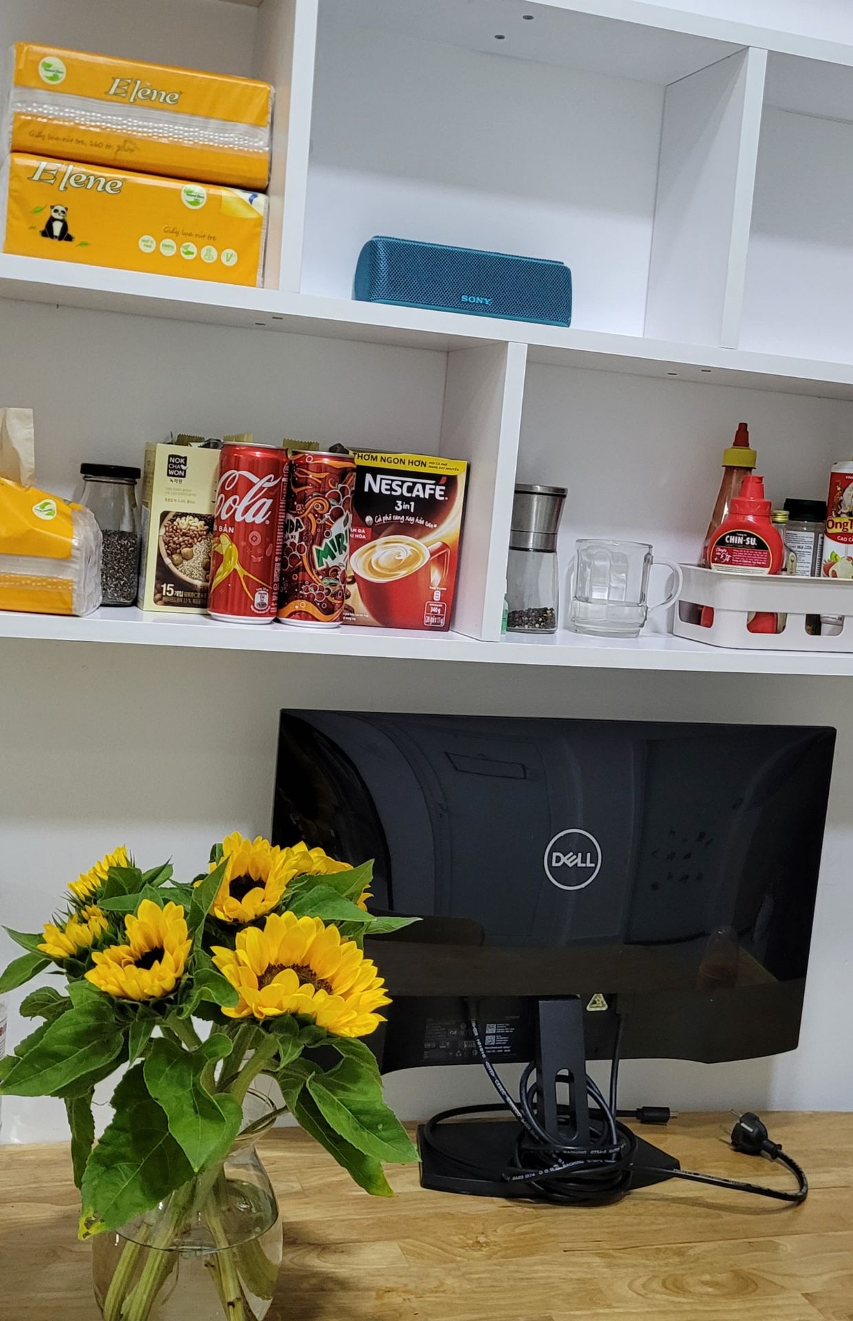 Giao hàng nhanh như một cơn gió. Kệ đẹp, nhìn có vẻ chắc chắn, còn bền không thì chờ thời gian trả lời.
Tự lắp ráp nên hơi lệch nhưng đành chịu, tuy nhiên đó là lỗi lắp ráp chứ kệ thì đẹp hơn cả mong đợi.