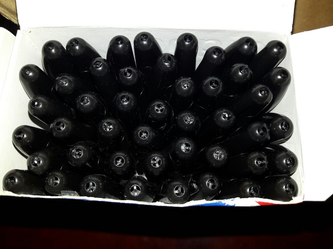 Tôi đặt hàng 2 hộp viết, mỗi hộp 50 cây , nhưng khi kiểm tra chỉ có 45 cây mỗi hộp. Mua bán ***, làm ăn không uy tín.