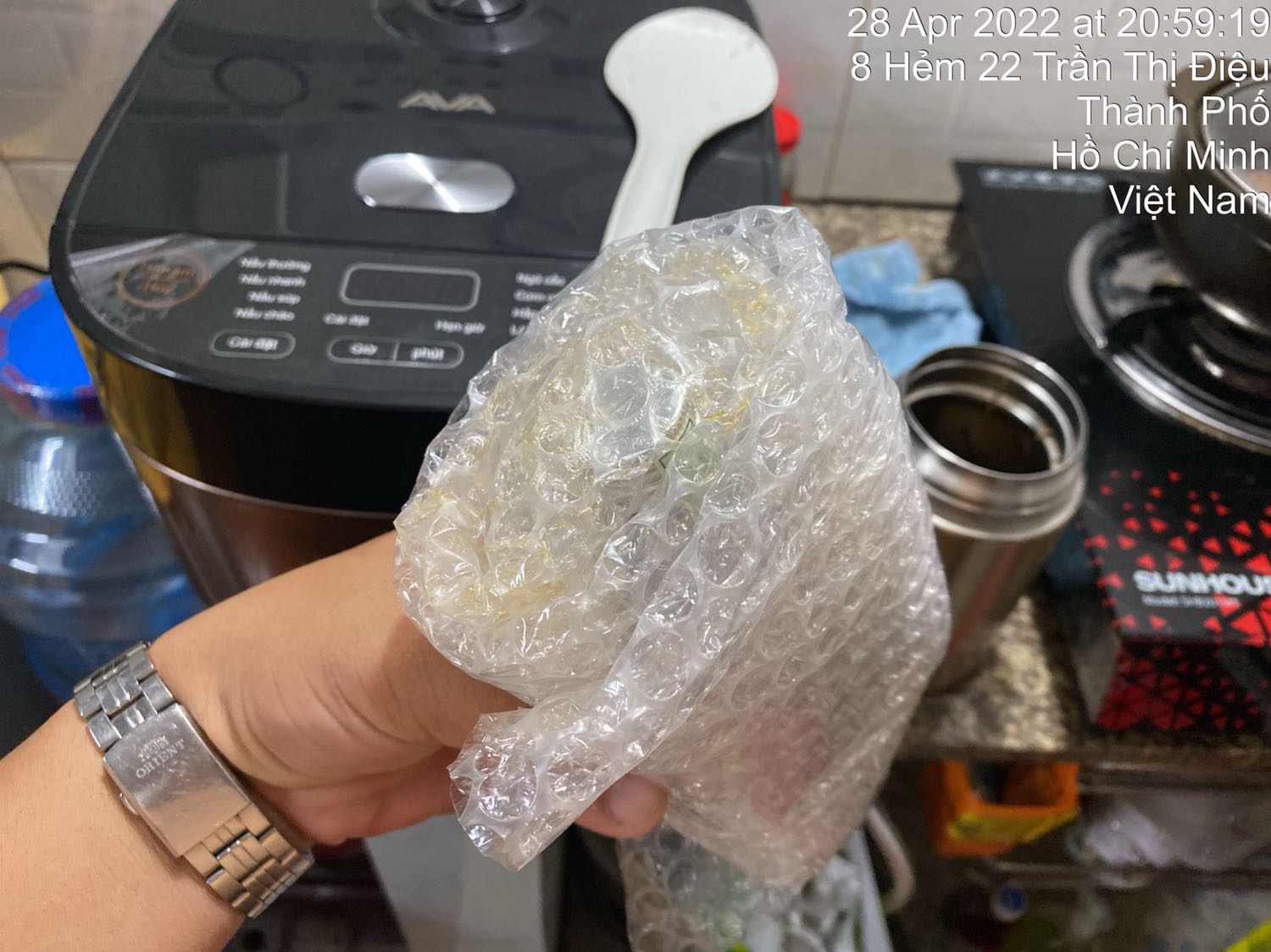 Nắp đã có dấu hiệu tháo rồi đổ ra ngoài màng bọc bảo vệ