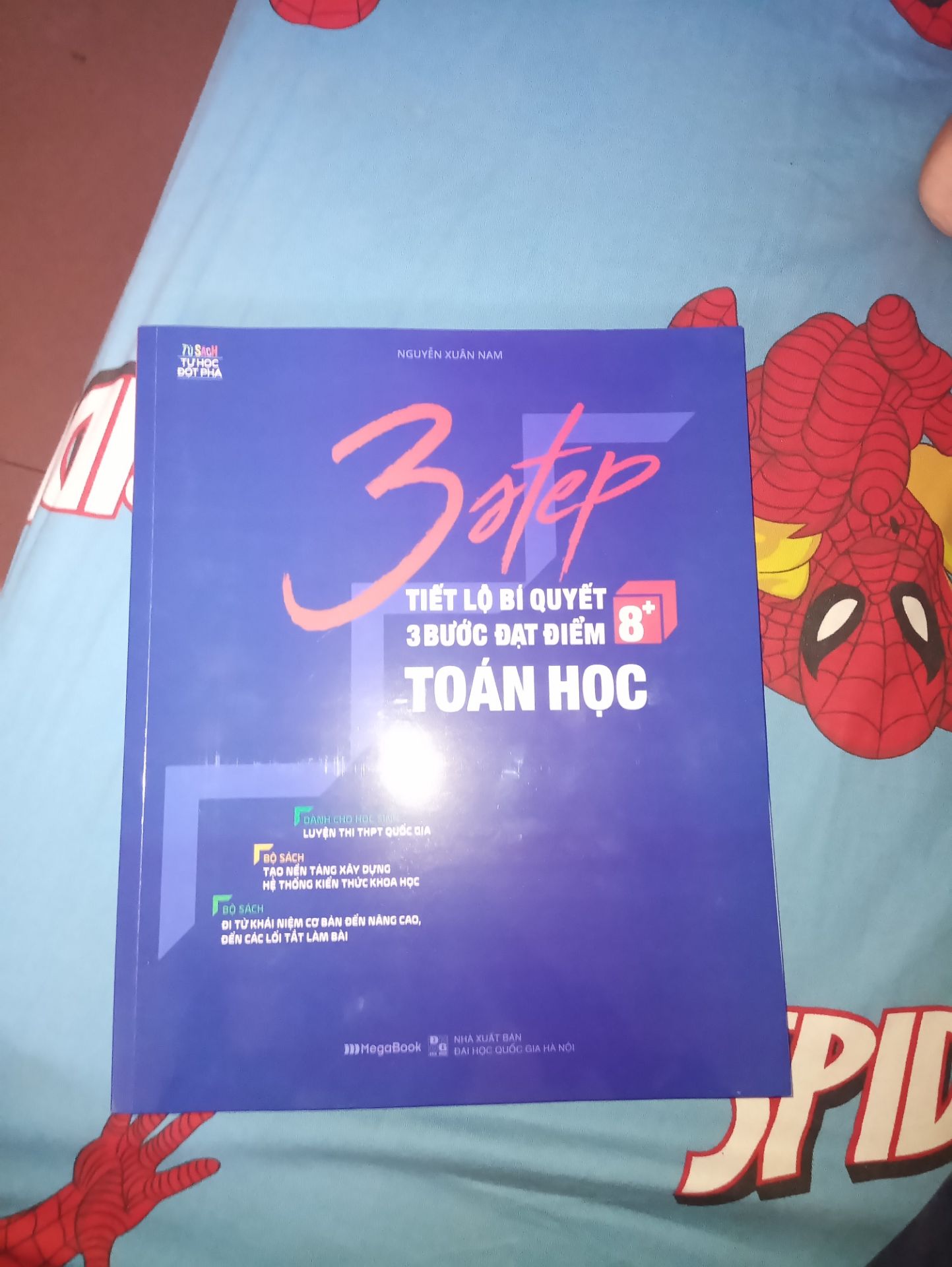 Tiki giao hàng siêu nhanh ms đặt tối hôm qua mà sáng nay đã có rồi. sách khá năng và dày, đbt khá to nhưng riêng quyển tiếng Anh thì hơi mỏng. học xong 3 quyển này mà được hơn 8 điểm thi đại học thì tốt quá :333