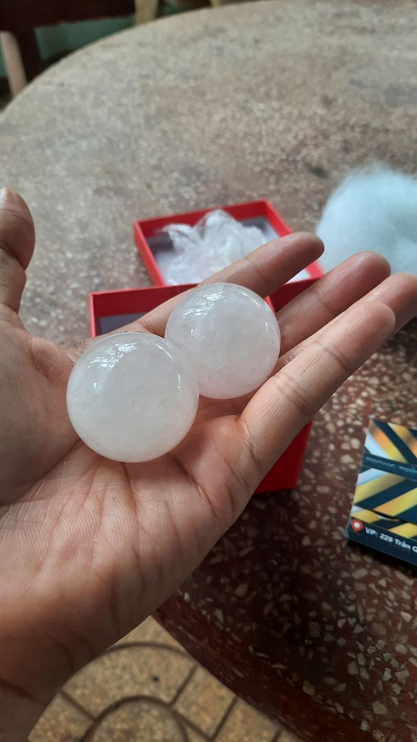 mình đặt màu hồng 3.5cm mà nhận được màu trắng, đã liên hệ shop, shop nói nó hồng nhạt, và loại nhỏ chỉ hồng dc như thế thôi, mình đã yc đổi lại màu hồng size 4cm và được như hình thứ 2. cũng ok nhưng mất phí ship nhiều quá nên cho 4 sao