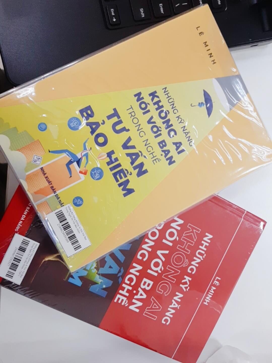 Hơn 1 năm làm bảo hiểm nhưng tôi vẫn còn mông lung với nghề. Đang mất phương hướng thì được 1 người bạn giới thiệu bộ sách của anh Lê Minh. Nó bảo nếu không đọc thì sẽ tiếc nuối đấy. Chỉ mới đọc 1 lần thôi mà tôi đã cảm thấy tự tin hơn rất nhiều để trụ lâu với nghề này. Cảm ơn tác giả đã đúc kết những kinh nghiệm thực tế rất hữu ích này!