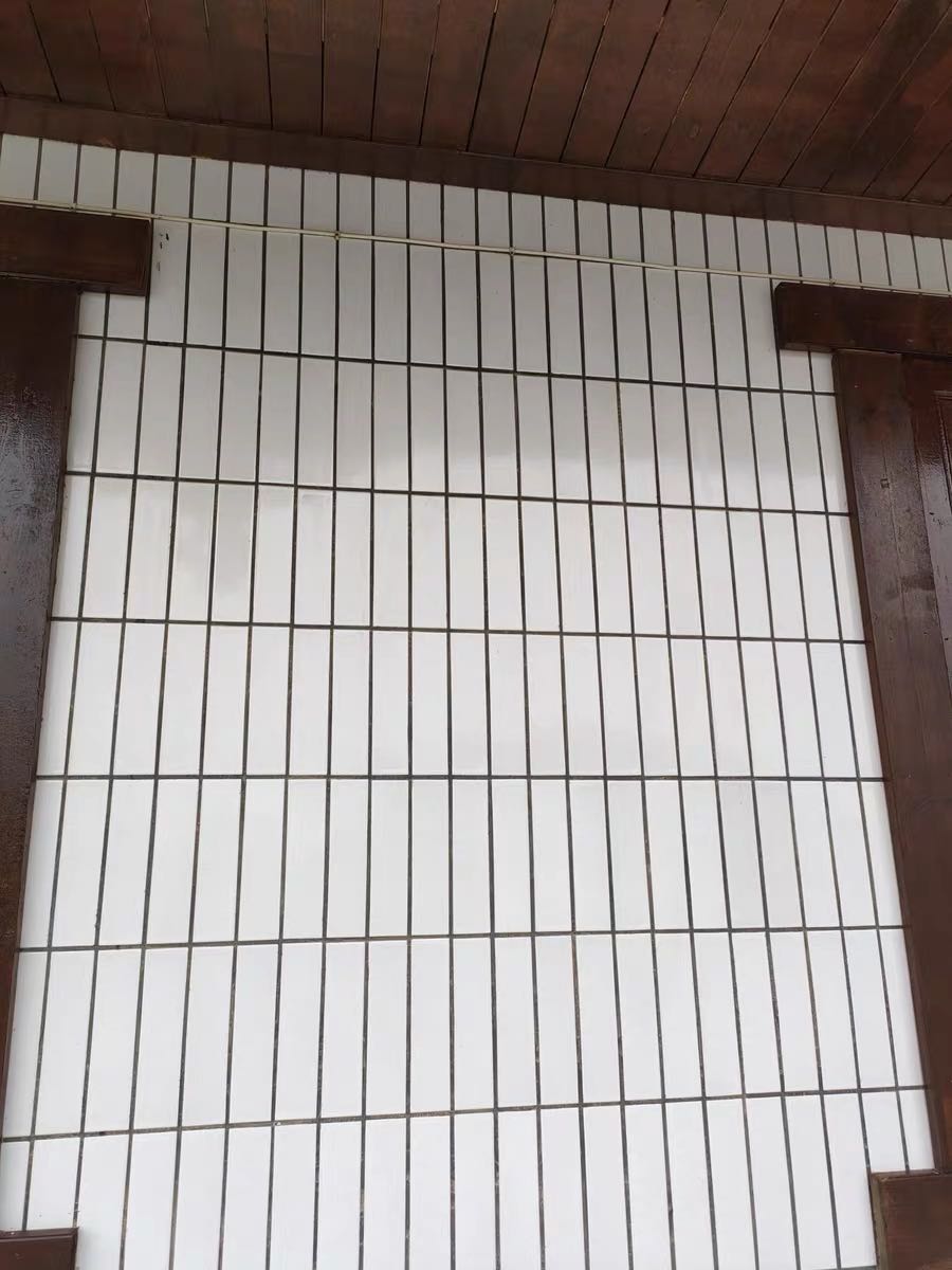 Sản phẩm như hình, chất lượng tốt, dùng rồi mới đánh giá. Nhà mới sửa xong bị dính nhiều sơn, dùng xịt tẩy rất nhanh và sạch. Cảm ơn shop