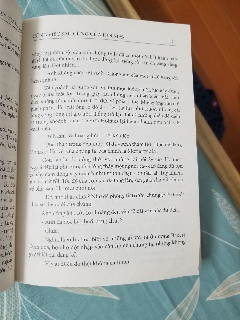 Đang đọc đến tập 2 và cảm thấy thất vọng khi mua phải sách bị nhà sản xuất in lỗi: bị in thiếu, nhảy đoạn. Mặc dù là 2 trang liên tiếp (112,113) ; (128,129) nhưng bị nhảy sang phần truyện khác không liên quan. Đọc vô cùng ức chế