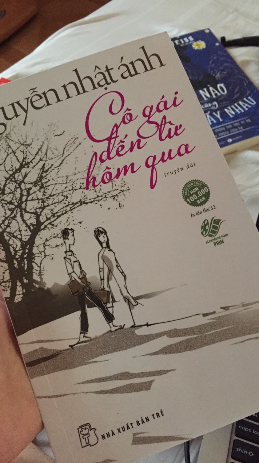 Mình được gợi ý mua quyển này, rất thích vì bìa được design tuy đơn giản ít màu mè nhưng vẫn đẹp và sangg, chất bìa và giấy đều rất xịnn. Còn được kèm bookmarkk, nói chung là ưnggg!!!