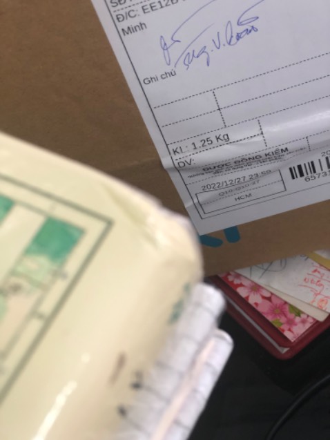 Vừa mua combo 2c này xong, mở ra thì góc gáy dập nát thế này, vậy mà cũng giao cho khách được, bán hàng quá ẩu vậy Tiki :(