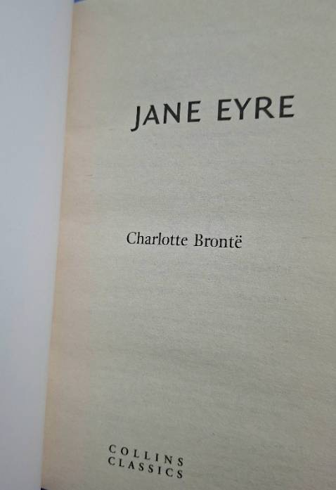 Bìa không giống trong ảnh, gáy sách dán hơi nhăn giấy, còn lại thì ổn, sách giao nhanh, đúng hẹn