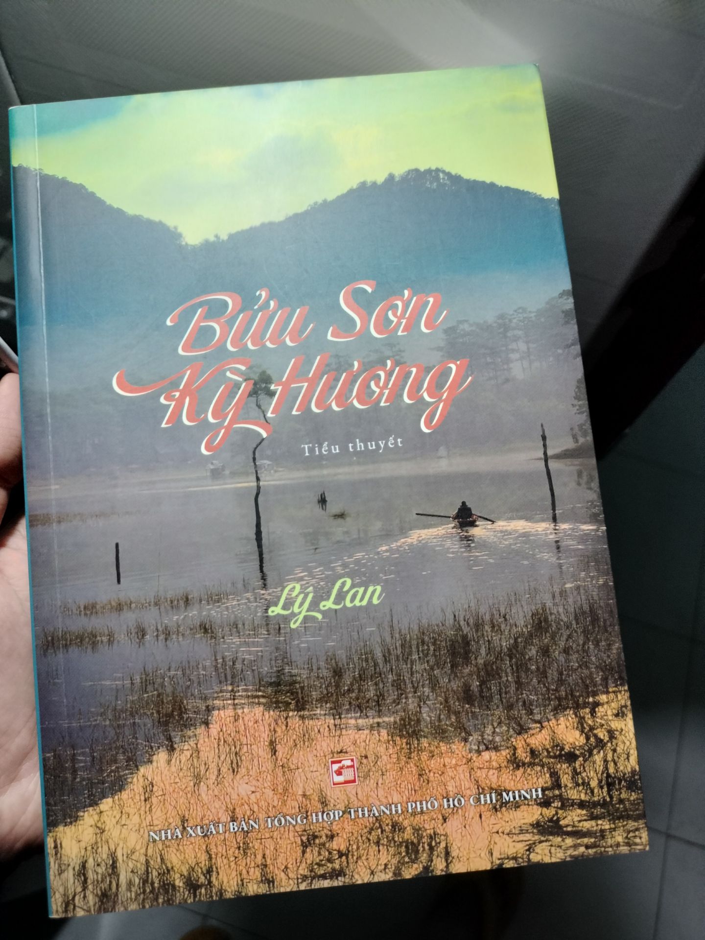 Đã ngưỡng mộ cô Lý Lan từ bản dịch của bộ truyện Harry Potter. Một dịch giả tốt là người am tường cả hai ngôn ngữ và bối cảnh, văn hoá chứa đựng trong đó mà mình bắc qua. Cô Lý Lan là một dịch giả như vậy. Việc cô viết tiểu thuyết về một giai đoạn lịch sử đầy biến động của Việt Nam liền không ngạc nhiên. Để đi về quá khứ mà thôi chưa bàn về thế sự vĩ mô mà là đời sống, hoạt động của từng cá nhân, văn hoá và tập tục nằm ở họ cả, mà nhờ khắc hoạ những con người bình dân ấy mới tái hiện được một bức tranh xã hội của lúc bấy giờ.