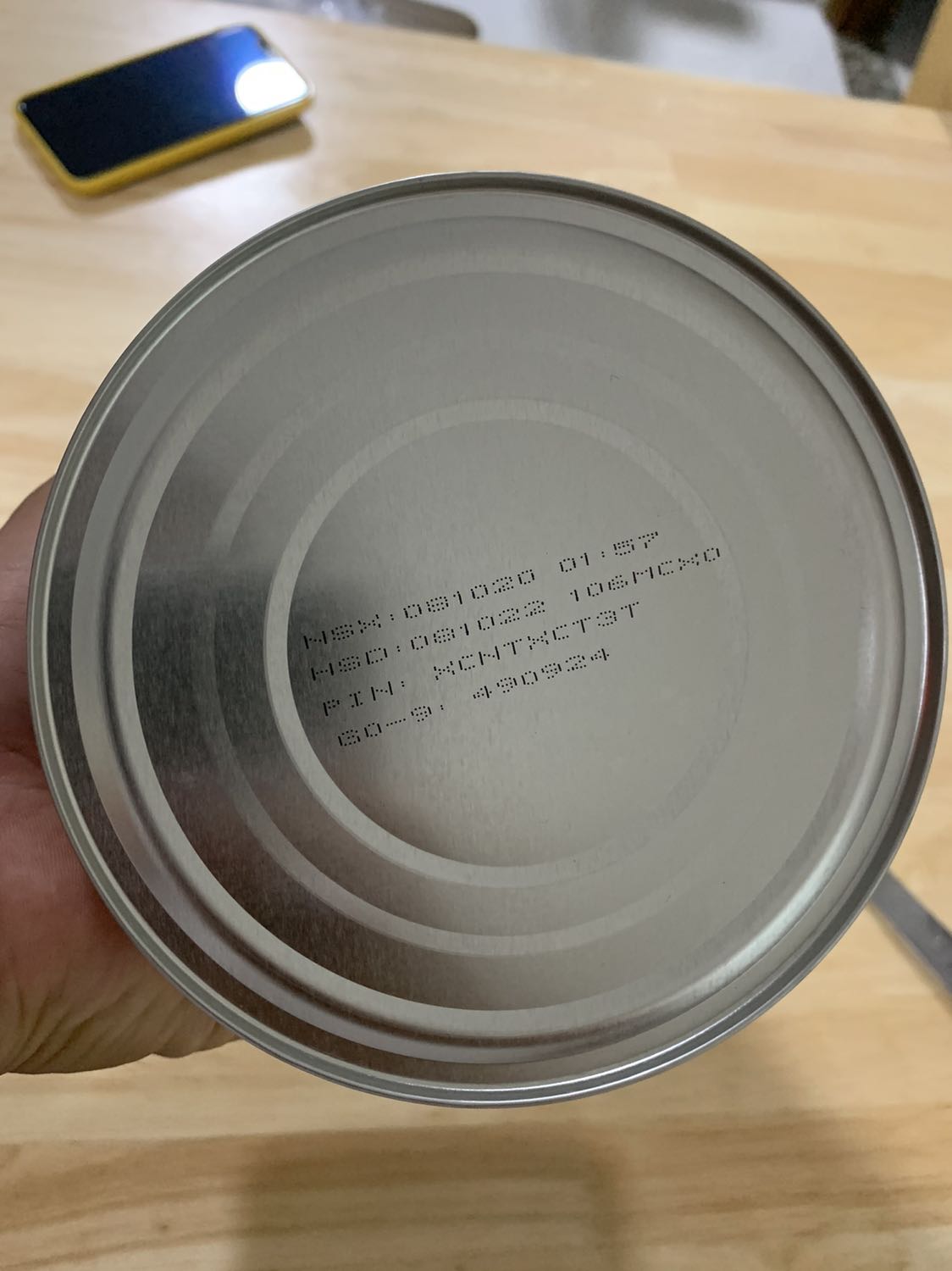 Giao đúng hàng, date còn dài nên an tâm. 
Mình đặt friso gold mà cái hộp là ensure gold. Gọi lên cs Tiki các kiểu, khui ra mới thấy là bên trong Friso Gold.
Anw, hàng ok