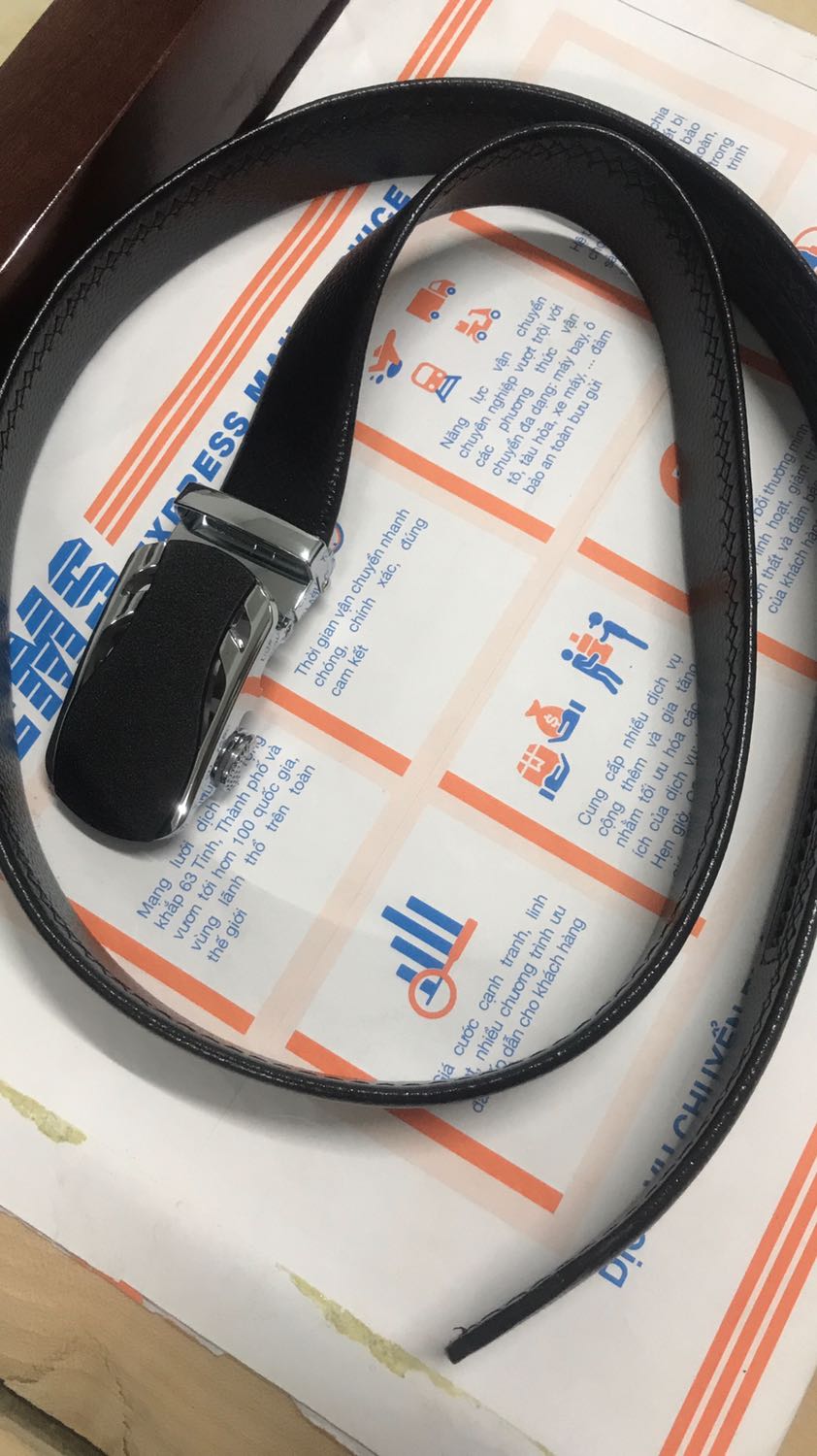 Thắt lưng rất đẹp. Đầu khoá chắc chắn, thiết kế lẫy khoá tinh tế. Đầu khoá đầm và chắc chắn. Dây da rất dài, da có vân nhưng trông vẫn rất bóng. Đường may chắc chắn, tinh tế. Shop đóng gói bọc dây bọc đầu cẩn thận, giao hàng nhanh và hỗ trợ rất nhiệt tình. 5 sao ủng hộ shop.