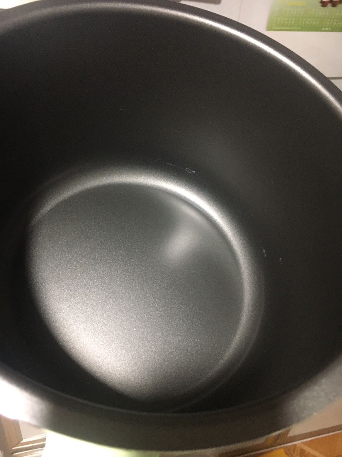 Hàng vừa khui thùng đã phát hiện trong nồi đã trầy xướt nhiều chỗ như hình, thay vì đóng thùng lại đổi trả nhưng tôi thử làm mẻ tỏi đầu tiên xem sao, nếu sử dụng ổn thì tôi cũng chấp nhận, nhưng e rằng hàng không được đổi trả nếu gặp tình trạng hỏng hóc bởi thời gian đổi trả chỉ có 7 ngày trong khi mẻ tỏi hoàn thành có thời gian 15 ngày?!?!?