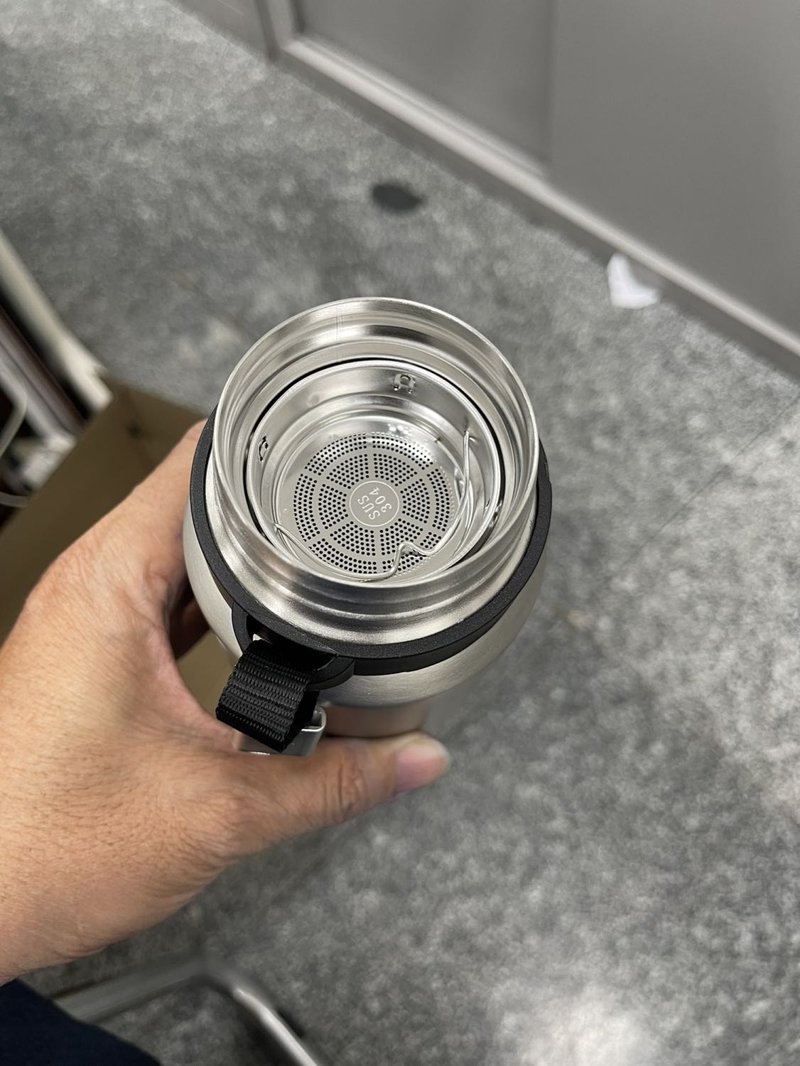 Tiện lợi, đẹp mắt, giao hàng nhanh chóng trong 2h có luôn, ưng ý đặt thêm 1 bình nữa nhưng bình thứ 2 bi trầy xước nhẹ. Ai phu trách chất lượng nhớ kiểm tra rồi giao khách.