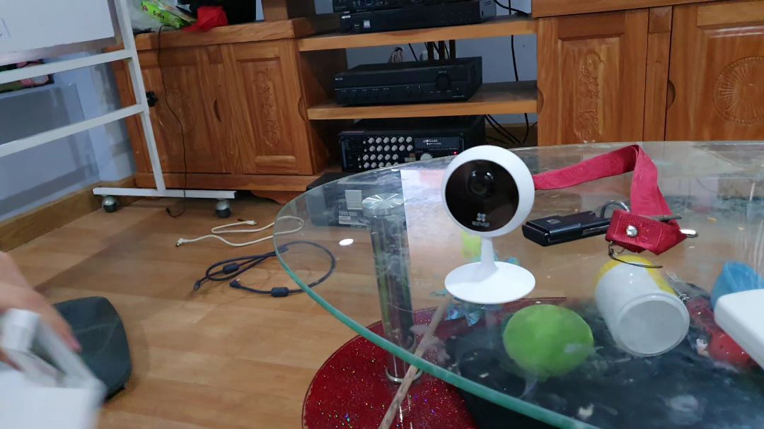 thẻ nhớ bị cắt sẵn, camera tốt trong điều kiện ánh sáng đầy đủ, buổi tối đèn hồng ngoại không đủ nhìn phòng khoảng 20 m²