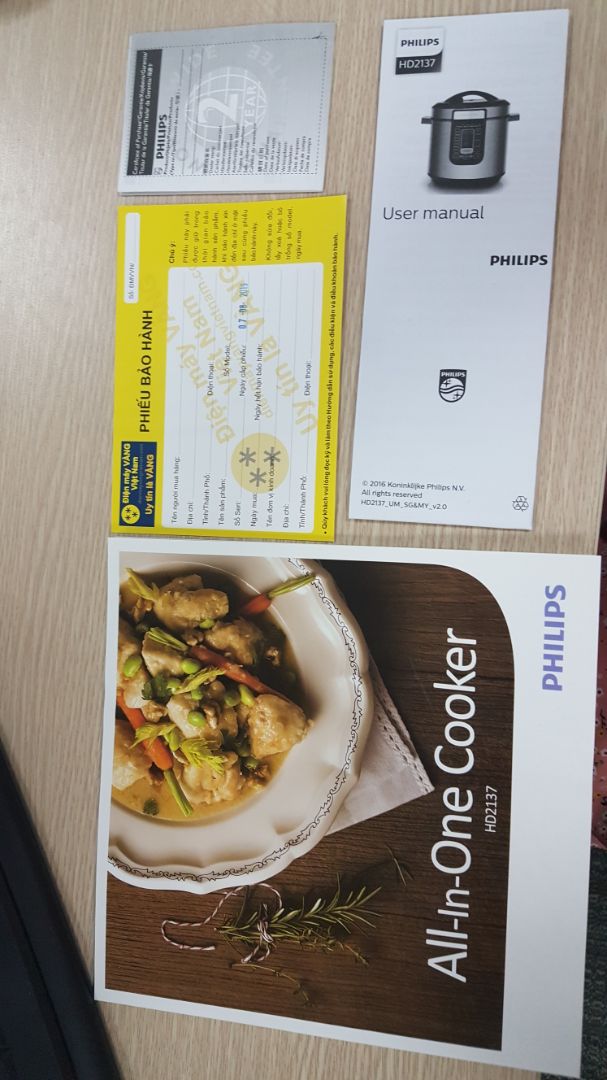 Giao hàng nhanh. Điện máy vàng đóng gói kỹ và cẩn thận hơn là tiki trading (so với chiếc air fryer trước mua của tiki trading nhé ^^). Hàng đủ phụ kiện, lưu ý giắc cắm 3 chân nên bạn nào mua nhớ thêm cổng chuyển đổi sang 2 chân nhé. Hàng nhập khẩu nên toàn tiếng Anh. Bạn nào tính mua cho bố mẹ lớn tuổi dùng thì nên mua hàng hãng, phím bấm chức năng và hướng dẫn sử dụng là tiếng Việt. Phiếu bảo hành đi kèm ghi bảo hành 2 năm tại Điện máy vàng.