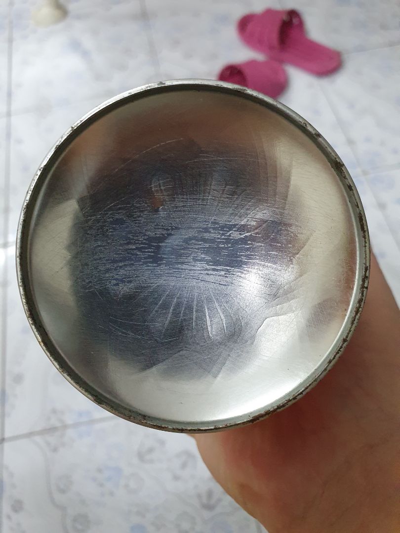 Đáy bình bị tẩy xóa hạn sử dụng, có dấu hiệu rỉ sét Đáy bình bị tẩy xóa hạn sử dụng, có dấu hiệu rỉ sét