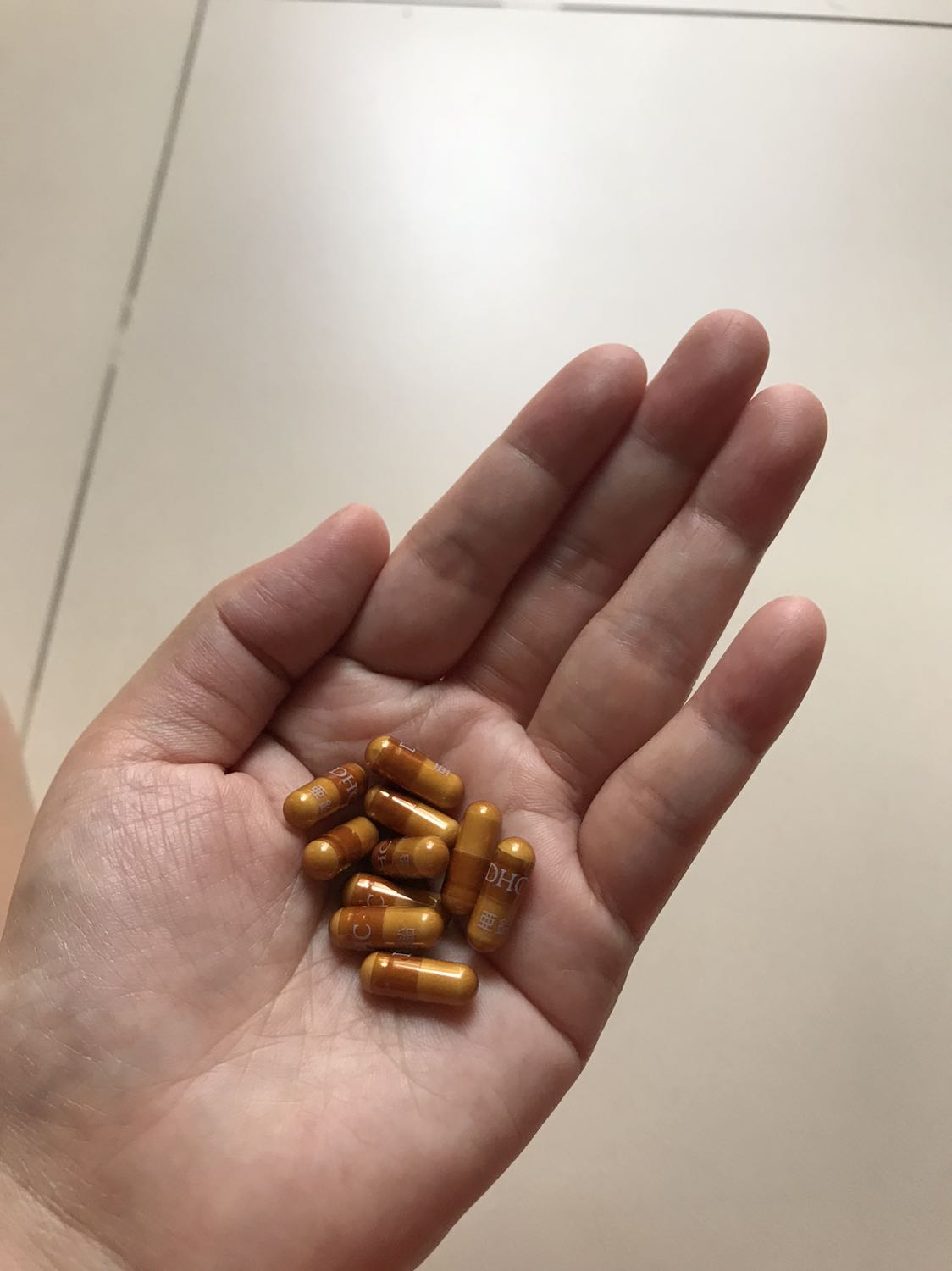 Sản phẩm chất lượng tốt, giá cả hợp lý. Nhưng do cơ địa mình không hợp nên uống da có mịn nhưng lại nổi mụn bọc. Hơi tiếc. Dù sao cũng cảm ơn shop và Tiki :)))