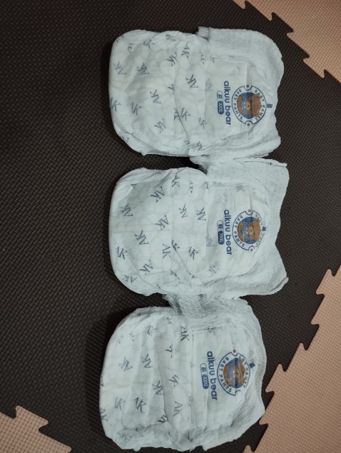 Trong gói bỉm mình đặt có lẫn bỉm nhỏ, kích thước nhỏ hẳn so với các miếng còn lại