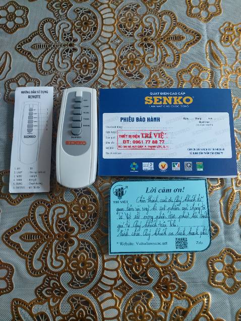 Giao hàng nhanh, đóng gói đẹp, cẩn thận . Đúng như QC. Ngon lành cành đào. Có điều kiển rất nhạy, kèm 2v pin mới tinh chưa bóc bì. Máy chạy êm, mạnh mẽ, đầy đủ chức năng : hẹn giờ, xoay đảo chiều, 3 kiểu gió tùy chọn. Máy đẹp lung linh. Có giấy bảo hành luôn.Shop dễ thương lắm. Rep nhanh, lịch sự. Kèm lời cảm ơn viết tay ,trên cả Tuyệt vời. Không nhiều shop làm được, có chăng tờ thư nhỏ cảm ơn chỉ được in ra, đằng này... Rất có tâm. Rất cảm tình. Sẽ tt ủng hộ shop nữa.