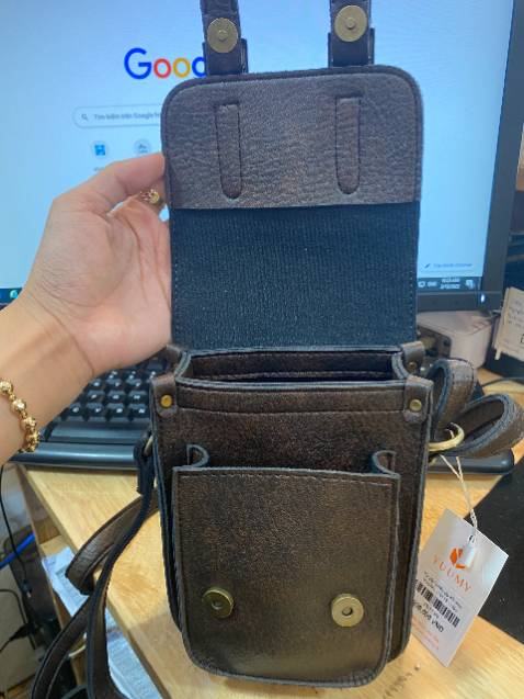 TÚI XINH LẮM MỌI NGƯỜI ƠI, NHỎ GỌN MÀ ĐỰNG ĐƯỢC NHIỀU GHÊ, FORM TÚI CŨNG CỨNG CÁP THÍCH GÌ ĐÂU Á ^^