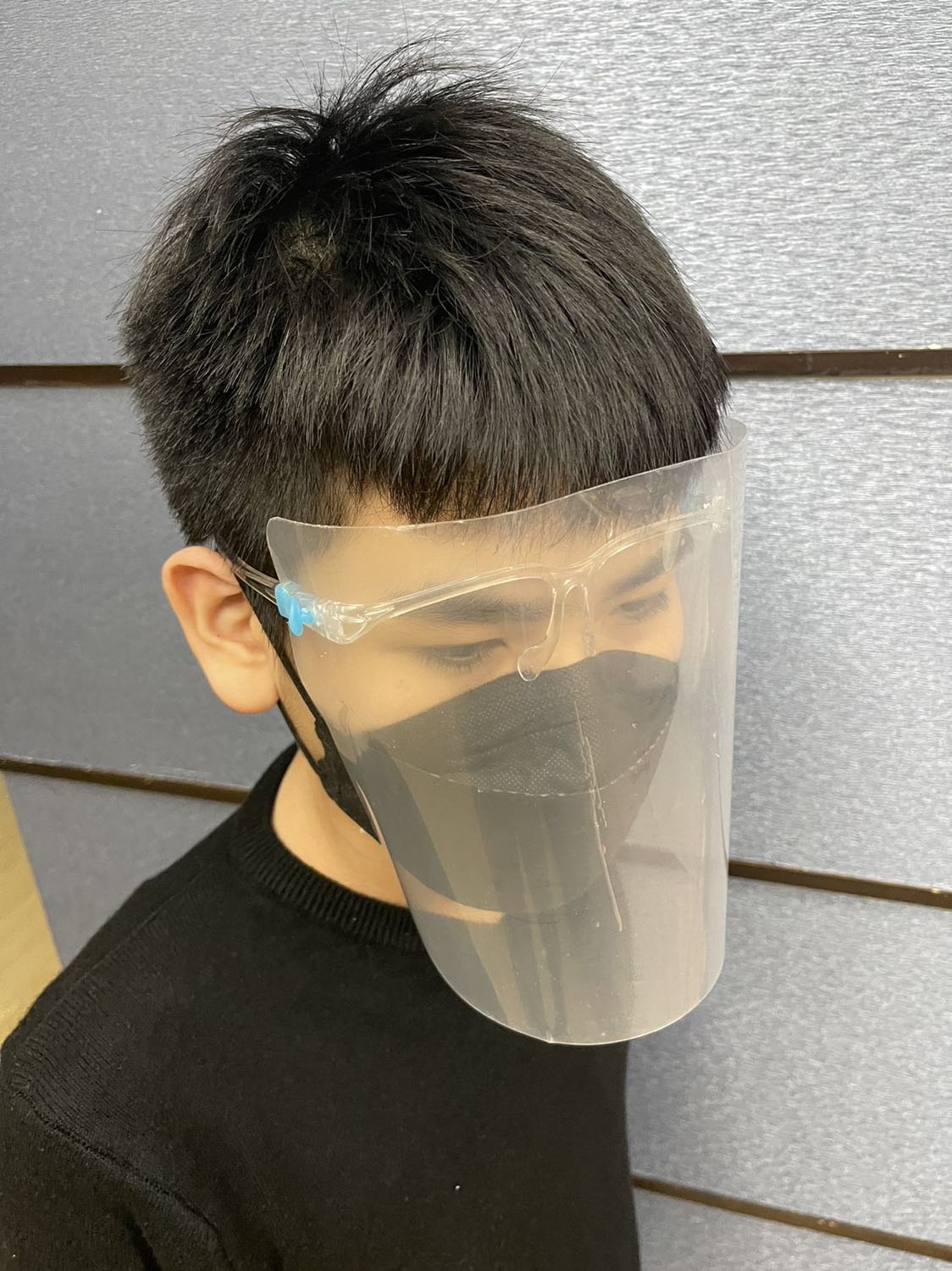 ko hề có kính nào hết, chỉ có gọng và một miếng nhựa bể, đeo lên ko hề trong suốt như trong ảnh là sao trời đất ơi 60k cũng là tiền chứ bộ ko hề có kính nào hết, chỉ có gọng và một miếng nhựa bể, đeo lên ko hề trong suốt như trong ảnh là sao trời đất ơi 60k cũng là tiền chứ bộ