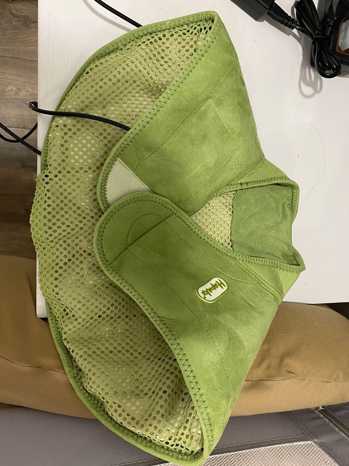 Đóng gói cẩn thận. Nhìn chắc chắn, chất liệu tốt. Mới dùng 1 lần để mức nóng cao, chỗ lưng & cổ áp sát đc nên có thấy tác dụng, nhưng vai chưa thấy lắm (có thể do mới dùng 1 lần). Sẽ tiếp tục dùng xem có đỡ vai cổ gáy k. Mùi ngải cứu thuốc bắc nồng. Dùng xg cg có thấy thoải mái hơn vung lưng và cổ