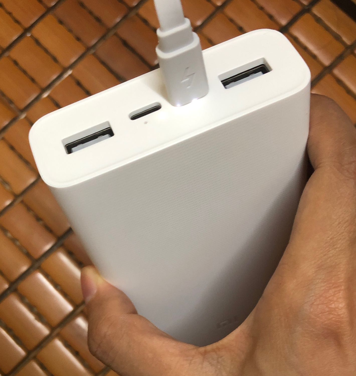 Gioa hàng khá lâu nhưng nguyên đai nguyên kiện. Cùng 20000mah nhưng to và nặng hơn hẳn pjieen bản hồi xưa (ko nhớ tên) của xiaomi. Pin trâu nên sạc cũng hơi lâu. Hình thưec đẹp.