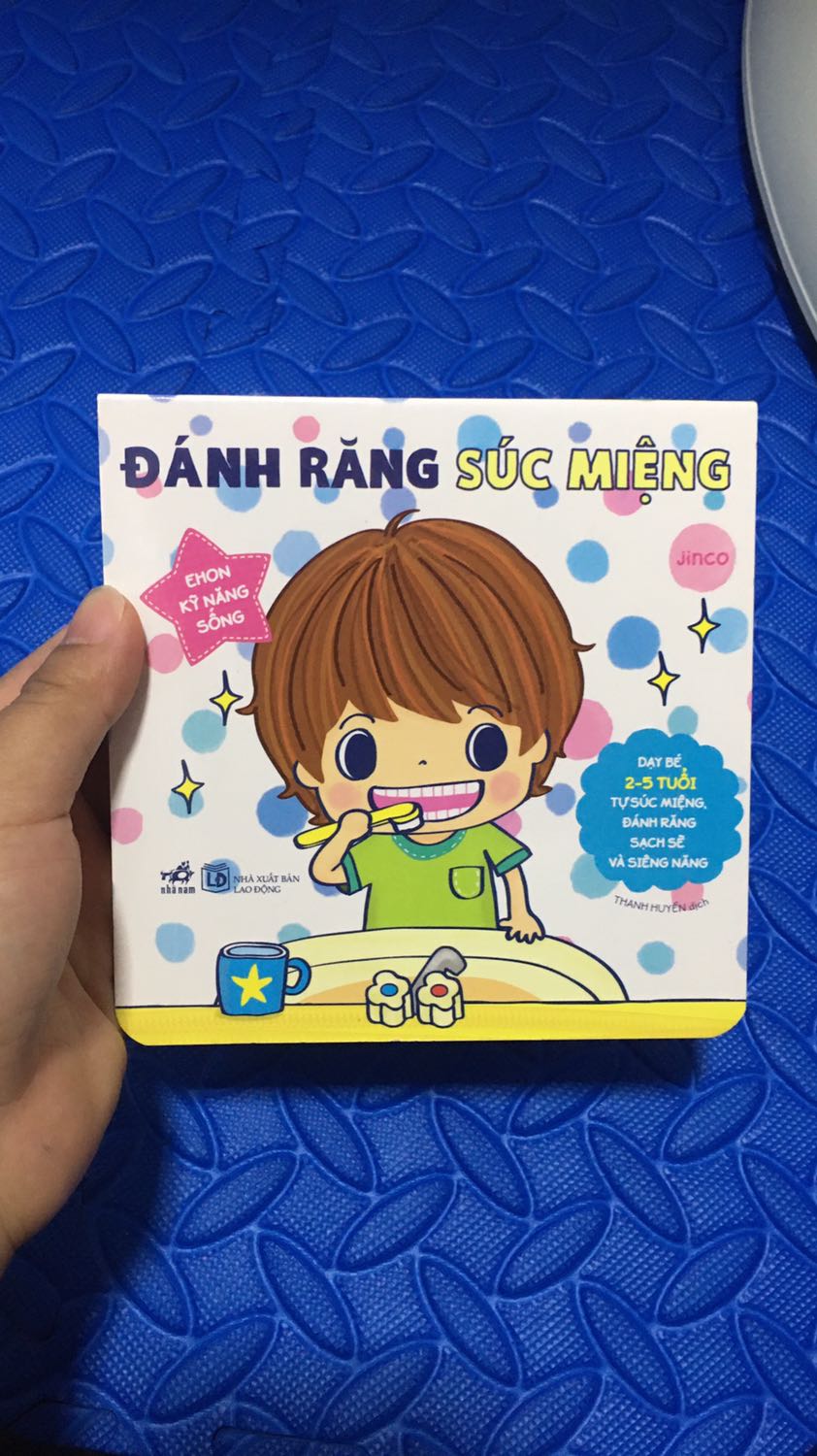 Sách khổ nhỏ. Bìa cứng, dày
In màu bắt mắt
Hình vẽ đẹp
Nội dung hay
Vài trang có lật mở. Quyển này siêu dễ thương