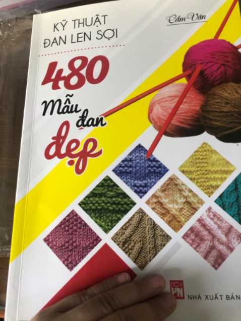 Sách mới, có hướng dẫn các mũi cơ bản, các mẫu đan và chart của từng mẫu. Rất có ích trong việc học đan