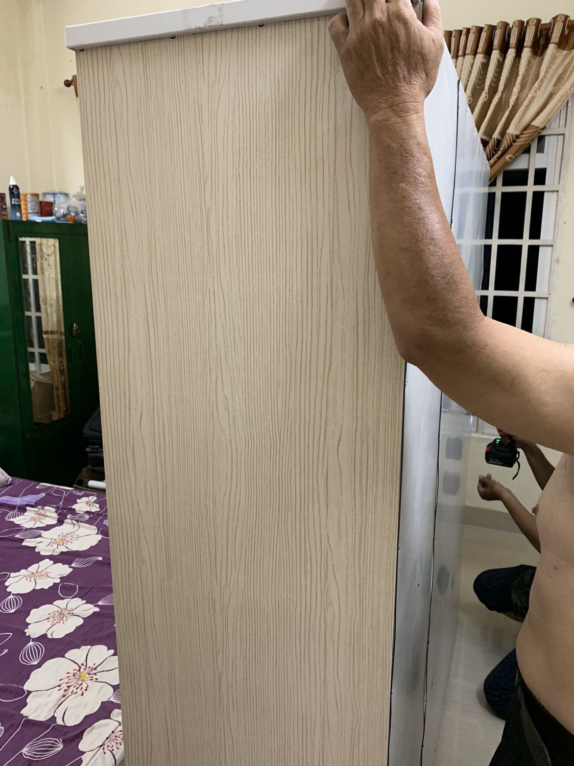 Tủ dạng ghép, nhựa tạm, ruột rỗng như hình, các mấu ghép khá mỏng manh nên mn ko nên để đồ nặng, bỏ đồ sương sương thì ok, được cái hình thức tổng quan đẹp, màu đẹp như hình. 
5 sao cho dịch vụ lắp rác, chú thợ nhiệt tình dễ thương. Tổng quan khá hài lòng.