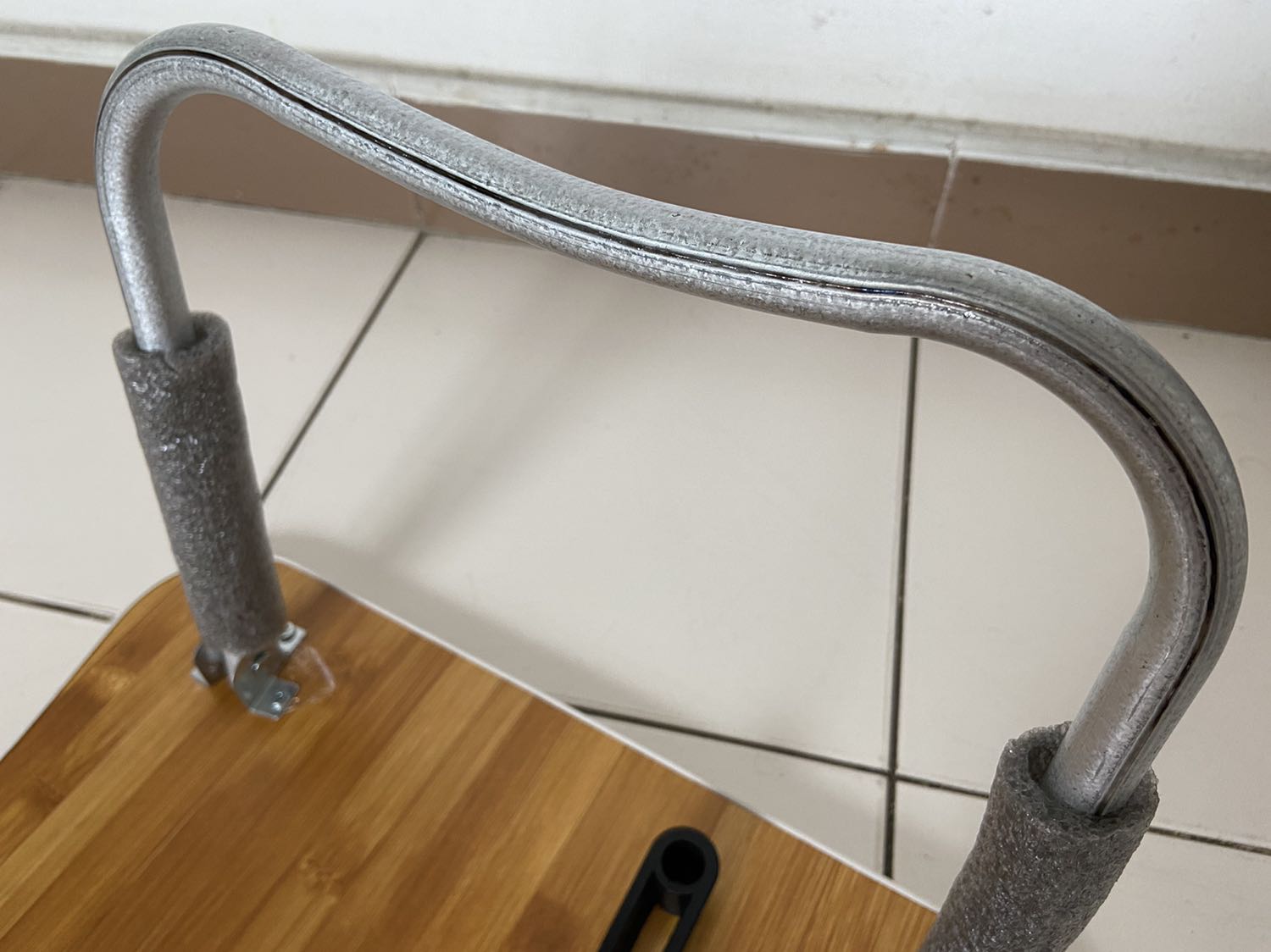 Chân bàn bị vênh, lỏng lẻo nên dễ bị gập vào trong làm bàn bị sập xuống. Chỗ kê ipad làm cho có chứ ko phù hợp, không giống như hình quảng cáo. Buộc phải làm thêm chốt để cố định chân bàn khi bung ra sử dụng. Quá buồn không giống như quảng cáo.