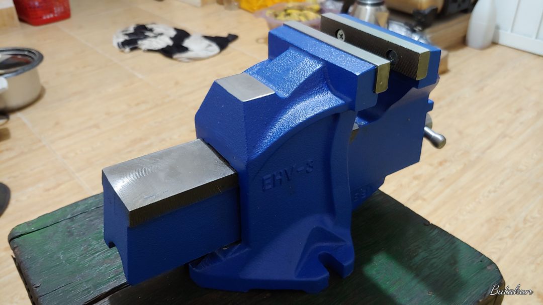 Êtô quá đẹp, cứng cáp, sơn mịn, ngàm ra zô nhẹ