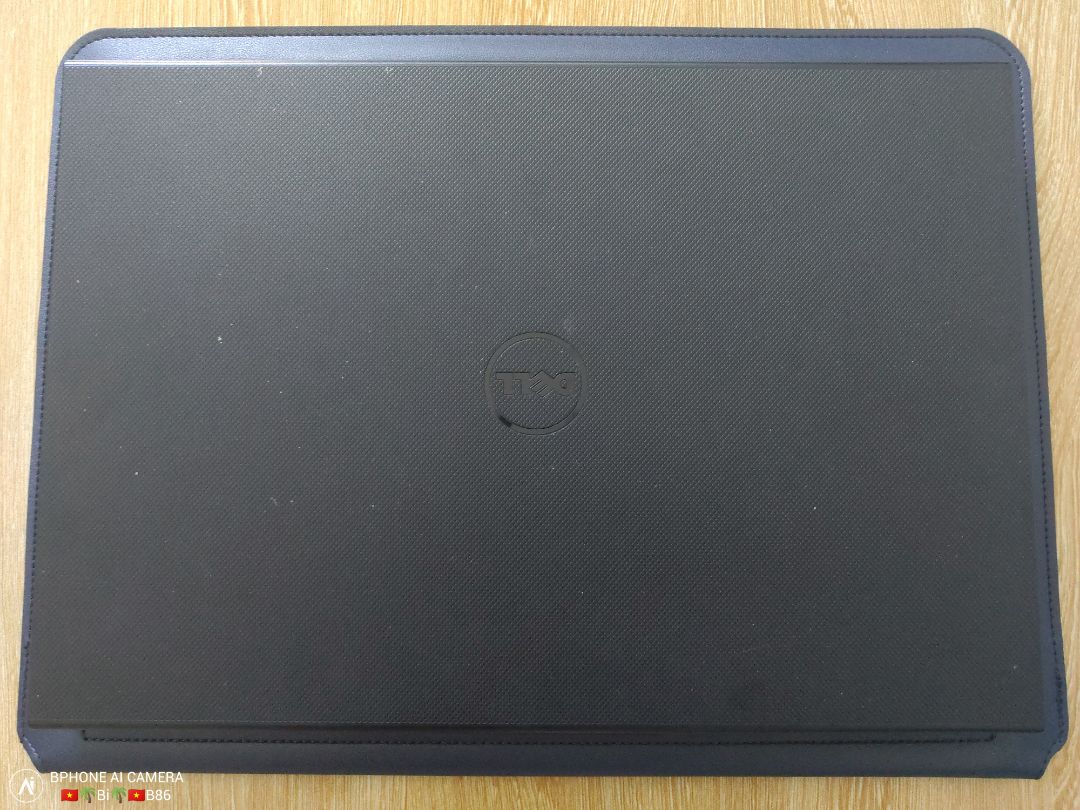 Sản phẩm đẹp, màu sắc sang trọng, chất da mịn, mình có gặp trục trặc 1 xíu về màu sắc nhưng shop đã giúp mình chọn màu theo ý muốn, shop trả lời tn nhanh,tận tình, laptop dell 15,6 inch mẫu cũ hơi dày nên mình chọn up lên 1 size mua mẫu 16inch về đo kích thước sp là 43x32cm hơi rộng xíu nhưng k thành vấn đề, kê tay gõ phím rất êm, đỡ mỏi tay, túi nhỏ đi kèm đựng được cả sạc laptop và chuột. Một điểm mình mong sản phẩm cải thiện là các phần nam châm hút mạnh hơn hiện tại nam châm hơi yếu phần tam giác để kê máy khi để phẳng dính vào bao da hơi yếu dễ bung ra nếu lắc mạnh.