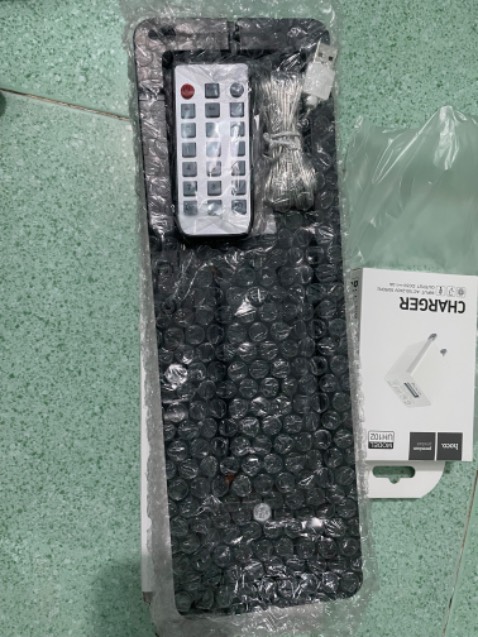 Mình mua với giá 450k, được miễn tiền ship. Thời gian giao khá lâu, đặt từ chủ nhật đến chiều thứ 6 giao. Khui ra thì thấy có pin đã gắn sẵn, nhưng bấm đủ kiểu k mở lên được. Mình mua để làm quà sinh nhật nên k có thời gian tìm hiểu rõ hơn. Do mình k mở lên đc và giao khá lâu nên mình đánh giá 4*😬