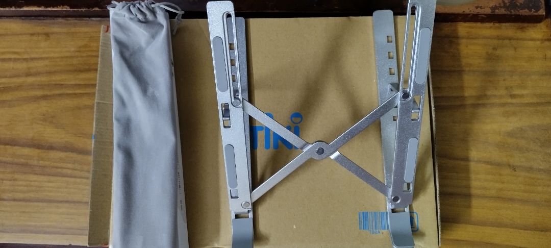 Chọn giao hàng siêu tốc, đặt tối hôm qua sáng hôm nay đã có hàng.

Giá đỡ có một số miếng đệm cao su đính trên mặt tiếp xúc với máy, khá chắc chắn, chỉ bị chốt khóa bên phải hơi lỏng lẻo hơn chốt khóa bên trái 1 tí nhưng xài vẫn ổn