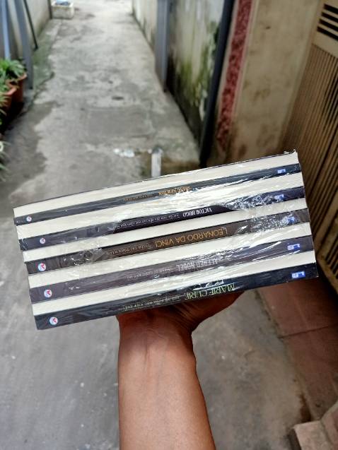 Được nhận sách trong ngày , miễn phí ship , sách mới cứng , ko có gì để chê...khi tôi mua còn 3 số như thế nữa...sắp hết rồi mọi người mua nhanh