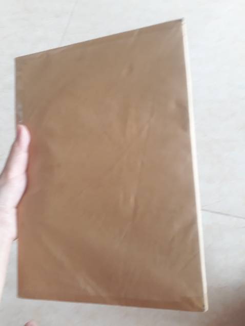 Vì được đóng gói đơn giản nên sách có móp vài chỗ, nhưng không sao mình vẫn rất iu ẻm. Mùi sách mới thật hấp dẫn mà