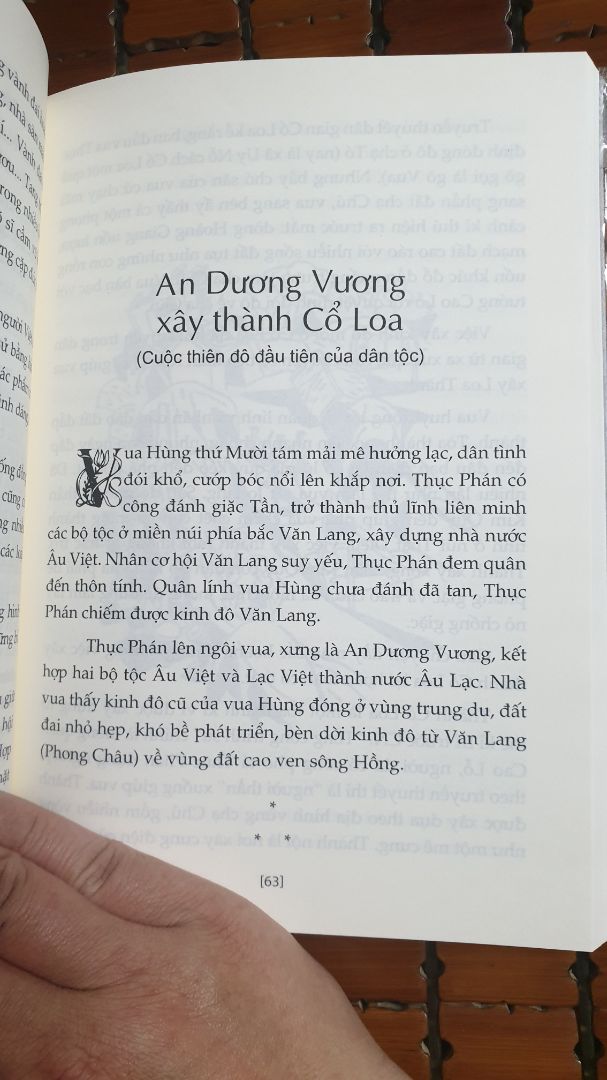 sách đẹp,chữ rõ ràng,có hình ảnh minh họa vui nhôn.là dân vn phai bik lich sử vn.minh mua 4 cuon nhưng theo minh cuốn thứ 4 ko hay bằng 3 cuốn đầu