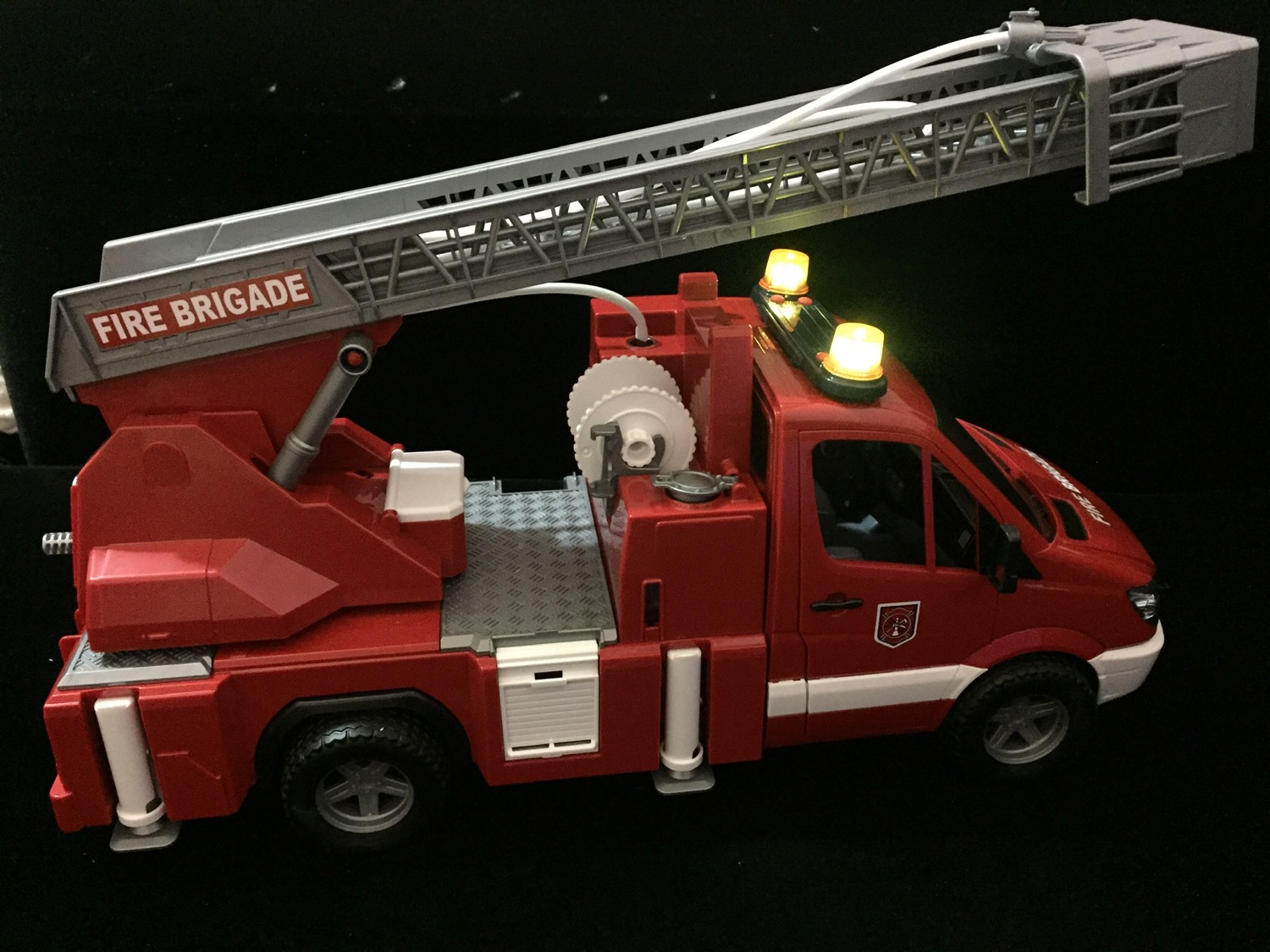 Xe đẹp, các chức năng đều hoạt động tốt, xe có đèn còi, vòi nước có thể phun như thật bé chơi rất vui, bé mình rất thích chơi xe hãng bruder nhưng các mẫu xe bruder bán trên tiki hơi ít, hy vọng tiki có thể nhập thêm nhiều mẫu bruder khác để bé có thể sưu tập thêm.